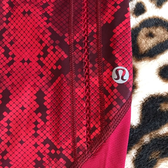 Lululemon Vent It Out Crop Mini Ziggy Snake Red Tide Cranberry Tights Size 6 - Picture 14 of 17
